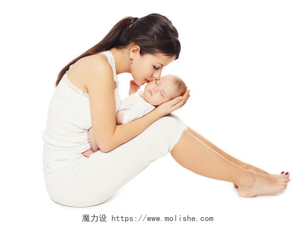 一个睡觉香甜的婴儿躺在妈妈的手中